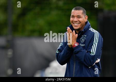 Amsterdam, pays-Bas. 01st juillet 2023. AMSTERDAM, PAYS-BAS - JUILLET 1: l'entraîneur assistant Hedwiges Maduro d'Ajax regarde pendant la session de formation pré-saison d'Ajax au Sportpark de Toekomst sur 1 juillet 2023 à Amsterdam, pays-Bas (photo de Patrick Goosen/Orange Pictures) crédit: Orange pics BV/Alay Live News Banque D'Images