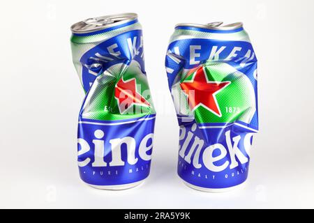 Ho Chi Minh ville, Vietnam - 16 juin 2023: 2 canettes de bière en aluminium écrasées avec le logo Heineken isolé sur blanc. Ouvert, boîte de crumed vide d'un famou Banque D'Images