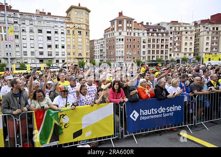 Bilbao, Espagne. 01st juillet 2023. Public photographié au début de la première étape de la course cycliste Tour de France, course de 182 km de Bilbao à Bilbao, Espagne, samedi 01 juillet 2023. Le Tour de France de cette année a lieu du 01 au 23 juillet 2023. BELGA PHOTO DIRK WAEM crédit: Belga News Agency/Alay Live News Banque D'Images