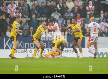 St Helens, Merseyside, Angleterre 30th juin 2023. St Helens James Bell s'est attaqué par Castleford, pendant le St Helens Rugby football Club V Castleford Tigers au stade totalement Wicked, The Betfred Super League (Credit image: ©Cody Froggatt/Alay Live news) Banque D'Images