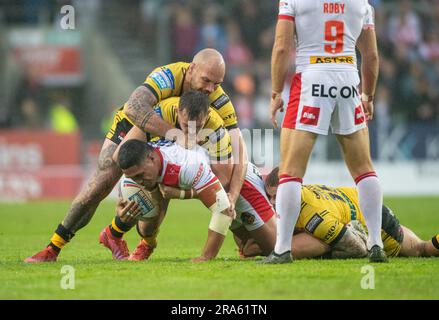 St Helens, Merseyside, Angleterre 30th juin 2023. St Helens Sione Mata’utia affrontée par Castleford, pendant le St Helens Rugby football Club V Castleford Tigers au stade totalement Wicked, la Super League de Betfred (Credit image: ©Cody Froggatt/Alamy Live news) Banque D'Images