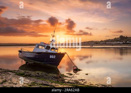 Lever du soleil d'été au-dessus des villages côtiers du Nord Devon d'Instaw et d'Appledore, tandis qu'un ciel coloré à l'aube illumine la marée sortante sur la rivière Torridge Banque D'Images