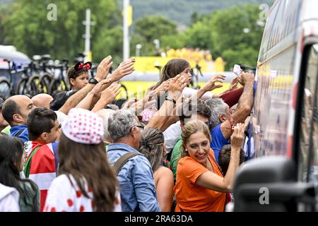 Bilbao, Espagne. 01st juillet 2023. Les fans ont photographié le début de la première étape de la course cycliste Tour de France, une course de 182 km de Bilbao à Bilbao, Espagne, le samedi 01 juillet 2023. Le Tour de France de cette année a lieu du 01 au 23 juillet 2023. BELGA PHOTO DIRK WAEM crédit: Belga News Agency/Alay Live News Banque D'Images