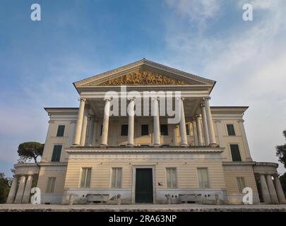 Vue sur la Villa Torlonia, parc public de Rome avec fontaines, bâtiments néoclassiques, musée et jardins environnants, Rome, Nomentano, Italie Banque D'Images