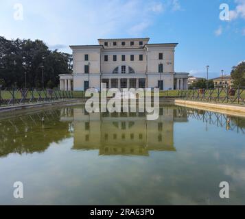 Vue sur la Villa Torlonia, parc public de Rome avec fontaines, bâtiments néoclassiques, musée et jardins environnants, Rome, Nomentano, Italie Banque D'Images