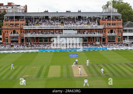 Londres, Angleterre. 1st juillet 2023. Travis Head en Australie est pris par Joe Root en Angleterre lors du deuxième test des cendres de Stuart Broad. Le crédit photo devrait se lire: Ben Whitley/Alamy Live News. Banque D'Images