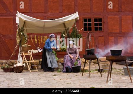 Femmes, vêtues de costume médiéval, Den gamle par le musée en plein air, Arhus, Midtjylland, Jutland, Danemark Banque D'Images