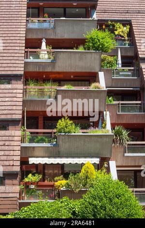 Immeuble résidentiel à étages, immeuble d'appartements, maison multi-familiale, toit, balcons, Bad Zwischenahn, Basse-Saxe, Allemagne Banque D'Images