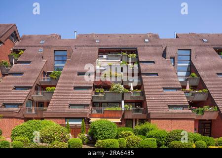 Immeuble résidentiel à étages, immeuble d'appartements, maison multi-familiale, toit, balcons, Bad Zwischenahn, Basse-Saxe, Allemagne Banque D'Images