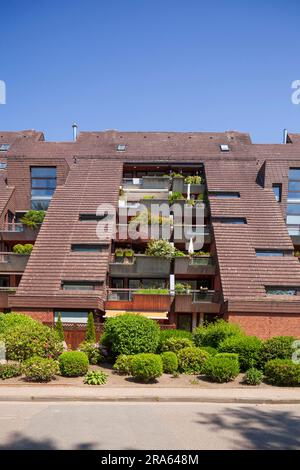 Immeuble résidentiel à étages, immeuble d'appartements, maison multi-familiale, toit, balcons, Bad Zwischenahn, Basse-Saxe, Allemagne Banque D'Images