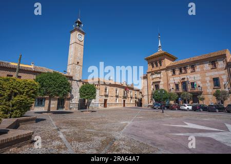 Place Plaza de Espana avec Tour de l'horloge (Torre del Reloj) et Hôtel de ville de Consuegra - Consuegra, Castilla-la Mancha, Espagne Banque D'Images