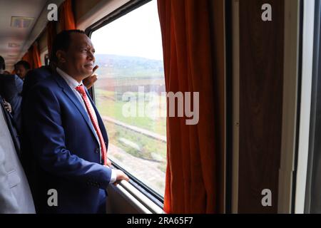 Addis-Abeba, Éthiopie. 30th juin 2023. Le ministre éthiopien des Transports et de la Logistique, Alemu Sime, prend un train qui circule le long du chemin de fer Éthiopie-Djibouti à Addis-Abeba, en Éthiopie, au 30 juin 2023. Vendredi, des experts et des décideurs éthiopiens ont salué la Belt and Road Initiative (BRI), proposée par la Chine, comme une plate-forme de coopération mutuellement bénéfique pour l'avancement du développement socio-économique en Éthiopie et au-delà. POUR ALLER AVEC « les responsables éthiopiens, les experts saluent la BRI comme une coopération mutuellement bénéfique » crédit : Michael Tewelde/Xinhua/Alay Live News Banque D'Images