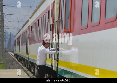 Addis-Abeba, Éthiopie. 30th juin 2023. Un membre du personnel monte à bord d'un train à la gare de Lebu à Addis-Abeba, en Éthiopie, au 30 juin 2023. Vendredi, des experts et des décideurs éthiopiens ont salué la Belt and Road Initiative (BRI), proposée par la Chine, comme une plate-forme de coopération mutuellement bénéfique pour l'avancement du développement socio-économique en Éthiopie et au-delà. POUR ALLER AVEC « les responsables éthiopiens, les experts saluent la BRI comme une coopération mutuellement bénéfique » crédit : Michael Tewelde/Xinhua/Alay Live News Banque D'Images