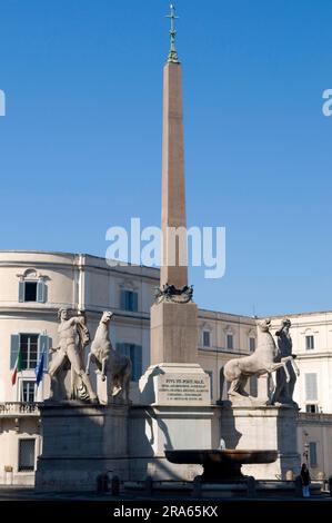 Obélisque et Fontaine du Dioscuri, Fontana dei Dioscuri, Castor Pollux, en face du Palais Quirinal, Piazza del Quirinale, Rome, Latium, Italie Banque D'Images