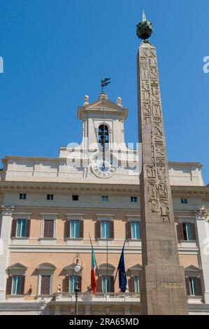 Obélisque, di, en face du Palazzo Montecitorio, Piazza Montecitorio, Rome, Lazio, Italie Banque D'Images