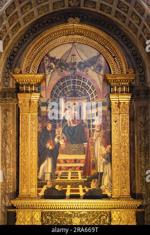 L'autel Centergo dédié aux Monks dominicains St Thomas d'Aquin. Peinture par Girolamo Dai Libri, 15th siècle, Basilique St Anastasia Vérone Italie Banque D'Images