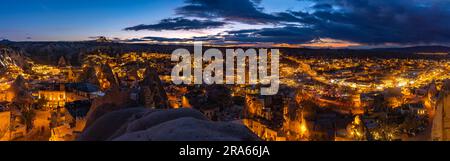 Une vue panoramique de la ville de Göreme, en Cappadoce, la nuit. Banque D'Images