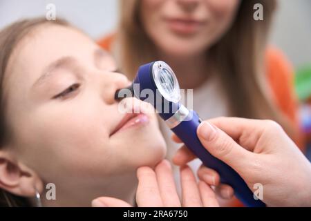 Gros plan professionnel laryngologiste vérifiant la santé de la jeune fille Banque D'Images