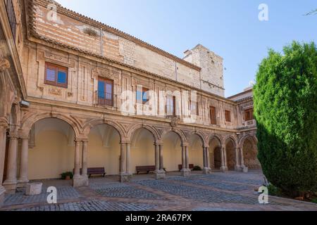 Cloîtres du monastère royal de Saint-Domingue - Jaen, Espagne Banque D'Images