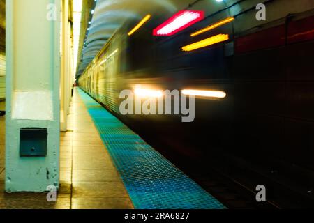 Le métro traverse une plate-forme déserte laissant une traînée de lumière floue. Photo de haute qualité Banque D'Images