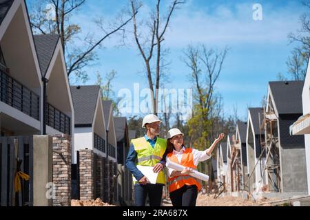 Main-d'œuvre de construction montrant le chantier de construction au promoteur immobilier Banque D'Images