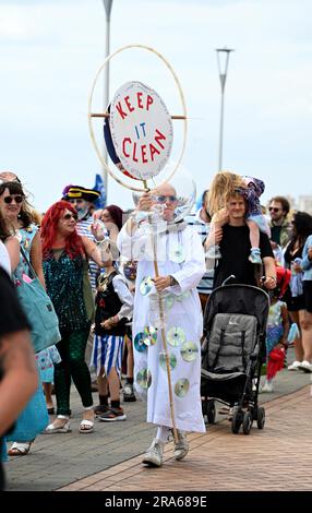 Brighton UK 1st juillet 2023 - les militants de l'océan participent aujourd'hui à la marche du défilé des Mermaids le long du front de mer de Brighton . Le défilé annuel est une célébration de la mer et de la sensibilisation à la conservation marine et de maintenir l'eau propre : crédit Simon Dack / Alamy Live News Banque D'Images