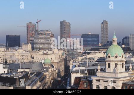 Vue sur Londres depuis le Monument. Angleterre. ROYAUME-UNI. Vers les années 1990 Banque D'Images