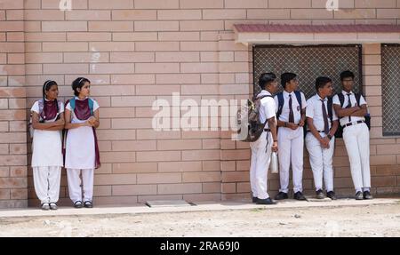 Beawar, Rajasthan, Inde. 1st juillet 2022. Les élèves indiens arrivent le premier jour de l'école après leurs vacances d'été à Beawar. (Credit image: © Sumit Saraswat/Pacific Press via ZUMA Press Wire) USAGE ÉDITORIAL SEULEMENT! Non destiné À un usage commercial ! Banque D'Images