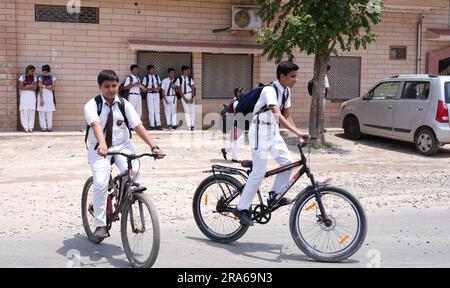 Beawar, Rajasthan, Inde. 1st juillet 2022. Les élèves indiens arrivent le premier jour de l'école après leurs vacances d'été à Beawar. (Credit image: © Sumit Saraswat/Pacific Press via ZUMA Press Wire) USAGE ÉDITORIAL SEULEMENT! Non destiné À un usage commercial ! Banque D'Images