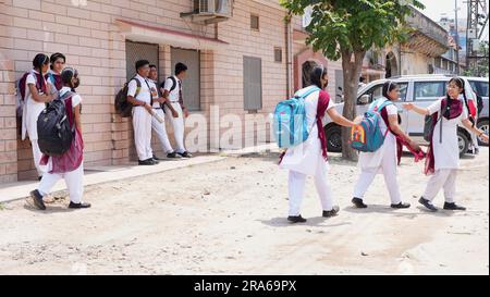 Beawar, Rajasthan, Inde. 1st juillet 2022. Les élèves indiens arrivent le premier jour de l'école après leurs vacances d'été à Beawar. (Credit image: © Sumit Saraswat/Pacific Press via ZUMA Press Wire) USAGE ÉDITORIAL SEULEMENT! Non destiné À un usage commercial ! Banque D'Images