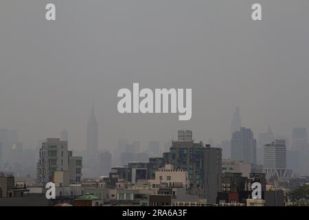 New York, États-Unis. 30th juin 2023. Vue de l'édifice de l'Empire State montrant la mauvaise qualité de l'air et la faible visibilité due aux feux de forêt canadiens. Banque D'Images