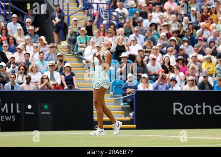 1st juillet 2023; Devonshire Park, Eastbourne, East Sussex, Angleterre: Rothesay International Eastbourne, jour 6, Madison Keys (Etats-Unis) célèbre sa victoire après le match final des femmes célibataires contre Daria Kasatkina Banque D'Images