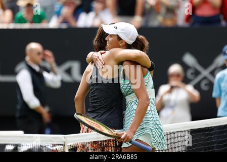 1st juillet 2023; Devonshire Park, Eastbourne, East Sussex, Angleterre: Rothesay International Eastbourne, jour 6, Daria Kasatkina félicite Madison Keys (Etats-Unis) après le match final des femmes célibataires Banque D'Images