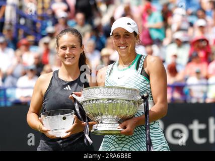 1st juillet 2023; Devonshire Park, Eastbourne, East Sussex, Angleterre: Rothesay International Eastbourne, jour 6, Madison Keys (USA) (R) avec le trophée du gagnant et Daria Kasatkina (L) avec le trophée des gagnants suivants Banque D'Images