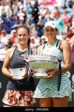 1st juillet 2023; Devonshire Park, Eastbourne, East Sussex, Angleterre: Rothesay International Eastbourne, jour 6, Madison Keys (USA) (R) avec le trophée du gagnant et Daria Kasatkina (L) avec le trophée des gagnants suivants Banque D'Images