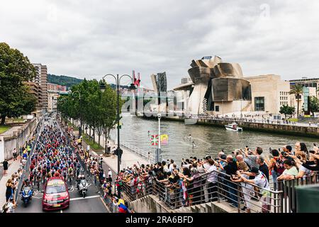 Bilbao, Espagne. 01st juillet 2023. Photo par Alex Whitehead/SWpix.com - 01/07/2023 - Cyclisme - 2023 Tour de France - Stage 1 Grand départ: Bilbao à Bilbao (182km) - le peloton passe devant le musée Guggenheim à Bilbao au début de la première étape. Credit: SWpix / Alamy Live News Banque D'Images