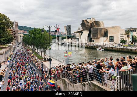 Bilbao, Espagne. 01st juillet 2023. Photo par Alex Whitehead/SWpix.com - 01/07/2023 - Cyclisme - 2023 Tour de France - Stage 1 Grand départ: Bilbao à Bilbao (182km) - le peloton passe devant le musée Guggenheim à Bilbao au début de la première étape. Credit: SWpix / Alamy Live News Banque D'Images