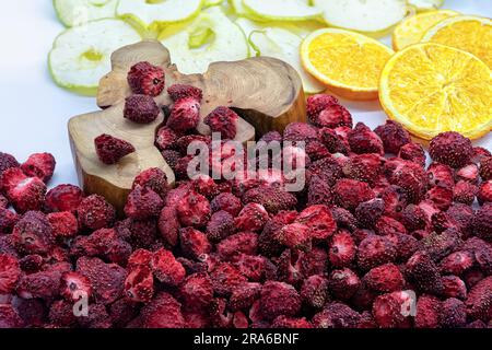 Fraises séchées vue rapprochée du dessus. Fond de fruit. Banque D'Images