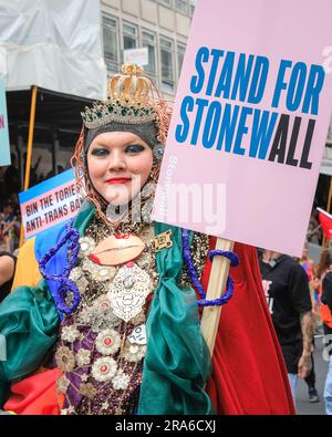 Londres, Royaume-Uni. 01st juillet 2023. Styliste et designer Daniel Lismore avec le flotteur Stonewall. Participants, fêtards et spectateurs le long de la route de la Pride à Londres 2023 Parade. Cette année, 35 000 personnes devraient défiler dans le défilé avec environ 600 groupes composés de communautés LGBT. Credit: Imagetraceur/Alamy Live News Banque D'Images