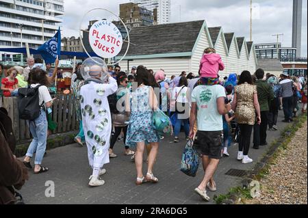 Brighton UK 1st juillet 2023 - les militants de l'océan participent aujourd'hui à la marche du défilé des Mermaids le long du front de mer de Brighton . Le défilé annuel est une célébration de la mer et de la sensibilisation à la conservation marine et de maintenir l'eau propre : crédit Simon Dack / Banque D'Images