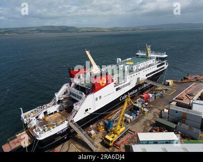 Port Glasgow, le 1st juillet 2023. Dernières vues du traversier de passagers MV Glen Sannox en construction au chantier naval Ferguson de Port Glasgow, sur la rivière Clyde. Le traversier semble être en voie d'achèvement avec une grande partie de l'équipement maritime installé à l'extérieur du navire. Le gouvernement écossais a annoncé d'autres augmentations de coûts et des retards dans la construction du navire qui ne naviguera plus aujourd'hui avant 2024. Iain Masterton/Alay Live News Banque D'Images