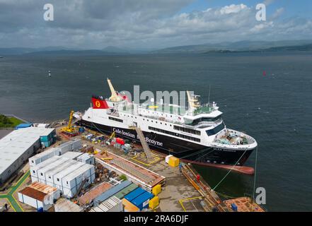 Port Glasgow, le 1st juillet 2023. Dernières vues du traversier de passagers MV Glen Sannox en construction au chantier naval Ferguson de Port Glasgow, sur la rivière Clyde. Le traversier semble être en voie d'achèvement avec une grande partie de l'équipement maritime installé à l'extérieur du navire. Le gouvernement écossais a annoncé d'autres augmentations de coûts et des retards dans la construction du navire qui ne naviguera plus aujourd'hui avant 2024. Iain Masterton/Alay Live News Banque D'Images