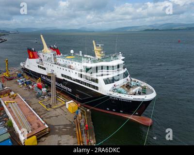 Port Glasgow, le 1st juillet 2023. Dernières vues du traversier de passagers MV Glen Sannox en construction au chantier naval Ferguson de Port Glasgow, sur la rivière Clyde. Le traversier semble être en voie d'achèvement avec une grande partie de l'équipement maritime installé à l'extérieur du navire. Le gouvernement écossais a annoncé d'autres augmentations de coûts et des retards dans la construction du navire qui ne naviguera plus aujourd'hui avant 2024. Iain Masterton/Alay Live News Banque D'Images