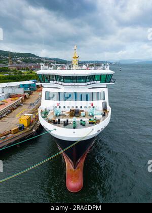 Port Glasgow, le 1st juillet 2023. Dernières vues du traversier de passagers MV Glen Sannox en construction au chantier naval Ferguson de Port Glasgow, sur la rivière Clyde. Le traversier semble être en voie d'achèvement avec une grande partie de l'équipement maritime installé à l'extérieur du navire. Le gouvernement écossais a annoncé d'autres augmentations de coûts et des retards dans la construction du navire qui ne naviguera plus aujourd'hui avant 2024. Iain Masterton/Alay Live News Banque D'Images