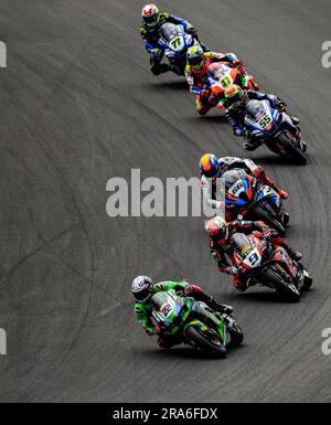 Alex Lowes, pilote de course Kawasaki, dirige le pack lors de la course mondiale SBK 1 le deuxième jour du Championnat du monde FIM Superbike 2023 à Donington Park, Derby. Date de la photo: Samedi 1 juillet 2023. Banque D'Images