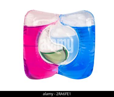 Capsule de poudre liquide de gel multicolore de lavage isolée sur fond blanc Banque D'Images