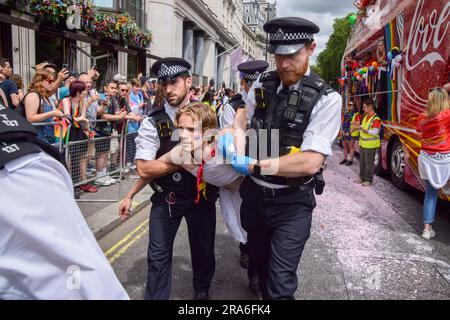 Londres, Royaume-Uni. 1st juillet 2023. Des policiers arrêtent des manifestants. Les activistes de Just Stop Oil de la communauté LGBTQ ont pulvérisé de la peinture rose et bloqué la parade de la fierté à Londres en s'asseyant devant un camion Coca-Cola prenant part à la parade, en signe de protestation contre la fierté travaillant avec des industries liées à la crise climatique et en signe de protestation contre Coca-Cola, considéré comme le plus grand pollueur de plastique au monde. Credit: Vuk Valcic/Alamy Live News Banque D'Images