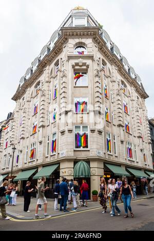 Londres, Royaume-Uni. 1 juillet 2023. Des drapeaux arc-en-ciel décorent le pub Warwick à Soho lors de Pride à Londres où des milliers de visiteurs sont attendus pour y participer. L'événement a commencé en 1972 comme une manifestation pour attirer l'attention sur la communauté LGBT. Les organisateurs originaux, le Front de libération gay (FGLF), ont déclaré que Pride à Londres est devenu trop commercialisé et dominé par les entreprises. Credit: Stephen Chung / Alamy Live News Banque D'Images