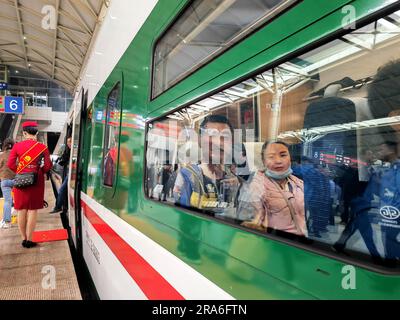 (230701) -- XINING, 1 juillet 2023 (Xinhua) -- les passagers du train à grande vitesse Fuxing C891 sur la section Xining-Golmud du chemin de fer Qinghai-Tibet attendent leur départ à Xining, dans la province de Qinghai, au nord-ouest de la Chine, à 1 juillet 2023. Samedi, les trains à grande vitesse Fuxing ont officiellement commencé à fonctionner dans la section Xining-Golmud du chemin de fer Qinghai-Tibet. Avec une longueur opérationnelle totale de 829 km, il part de Xining, capitale de la province de Qinghai, dans le nord-ouest de la Chine, à l'est et passe par Huangyuan, Haiyan, Ulan, Delingha à la gare de Golmud à l'ouest, selon China Railway Qinghai Banque D'Images