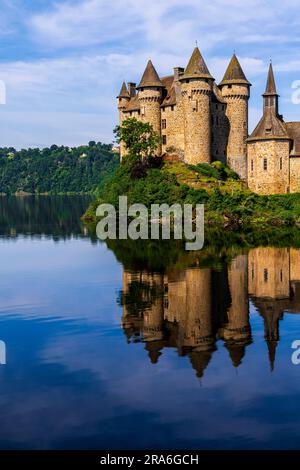 Château de Val, Lanobre, Auvergne-Rhône-Alpes, France. Le château de conte de fées de 15th-siècle avec ses six tours surmontées par des toits coniques et son élégant, Banque D'Images